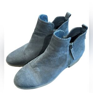 Universal Thread Ankle Booties